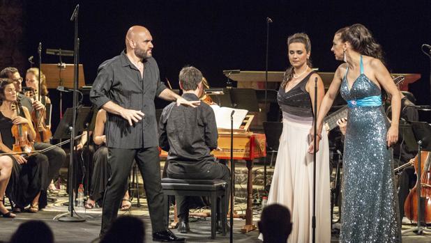 Xavier Sabata, junto a Núria Rial y Hillary Summers durante la representación