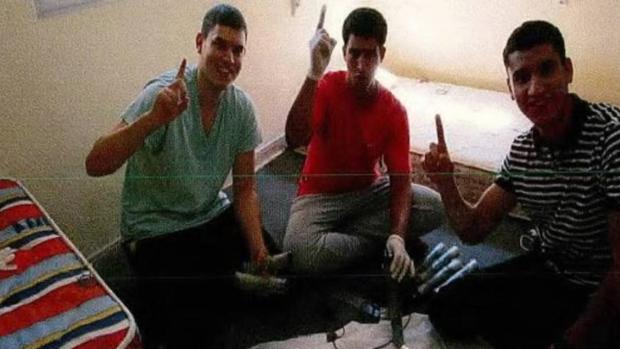 Youssef Aalla, Younes Abouyaaqoub y Mohamed Hichamy en un vídeo en muestran cómo fabricaban explosivos