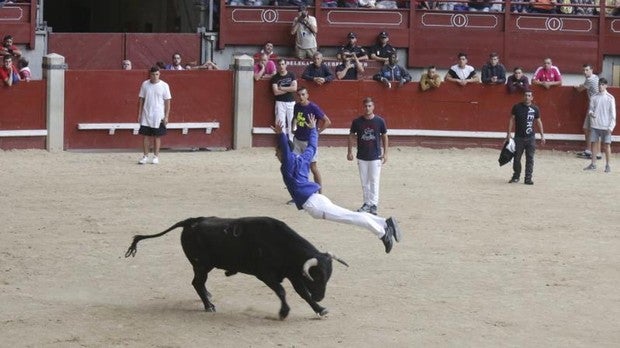 Un recortador en la Cubierta de Leganés, en las fiestas de agosto de 2015