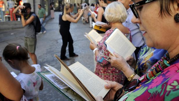 Cadena humana de poesía en la pasada II edición de Voix Vives