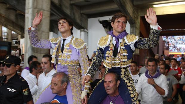 Puerta Grande para los diestros Roca Rey (I) y Julián López 'El Juli'(D) en la primera corrida de Toros de la Feria palentina de San Antolín