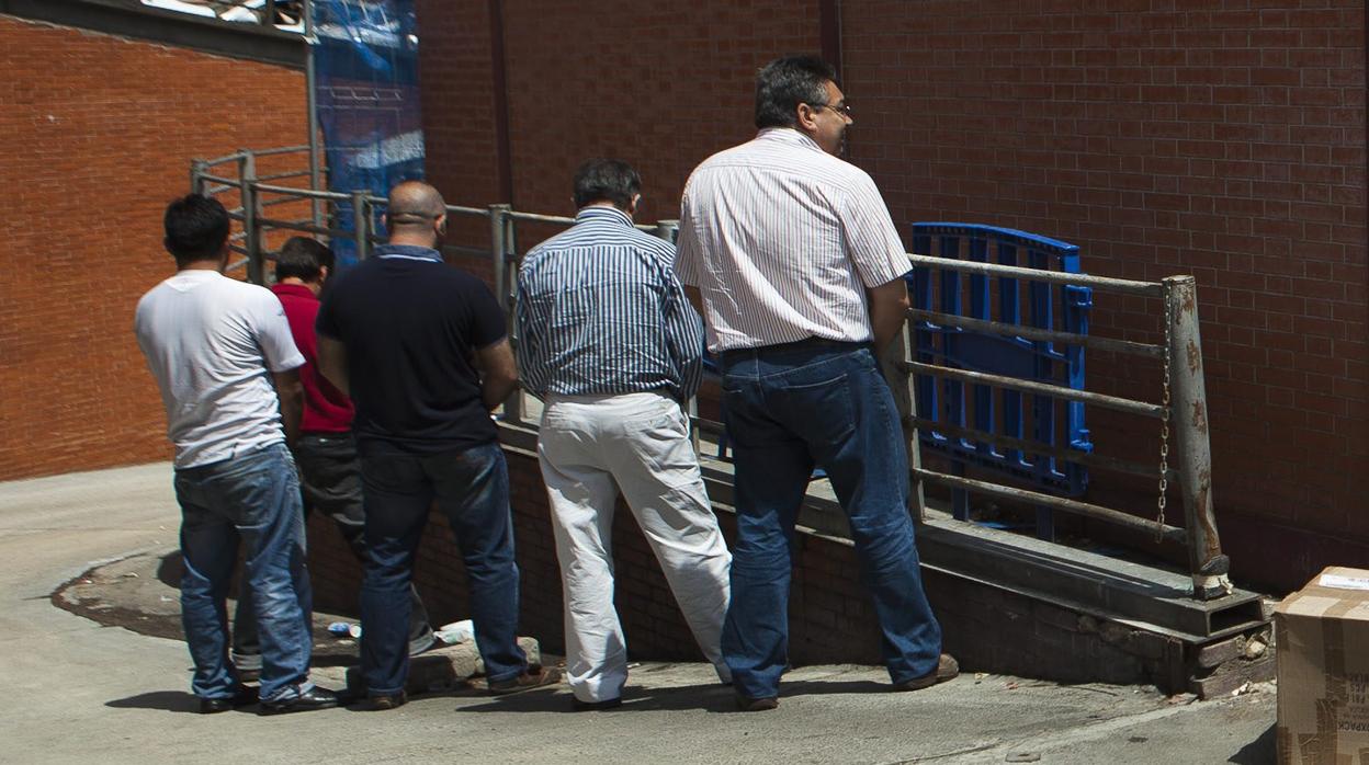 Lavapís no» o «#Measaña no es TT»: la campaña de Madrid contra los orines  en la calle