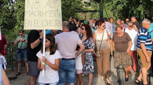 Los vecinos, este domingo, durante la protesta en el parque Prado Ovejero