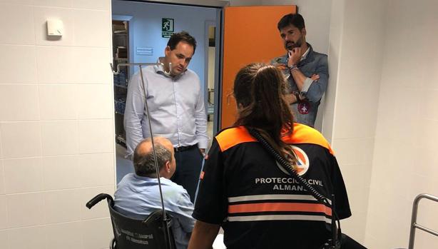 El alcalde de Almansa, a la izquierda (de pie), con uno de los heridos
