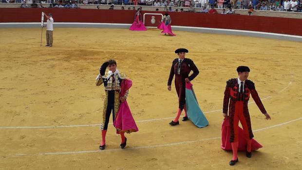 Isiegas pasea la oreja que cortó a su primer novillo