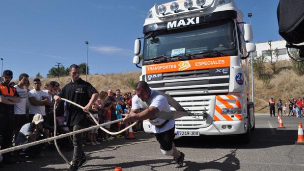 Uno de los participantes arrastra un camión a base de fuerza