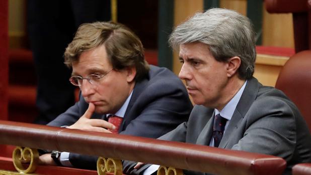 Martínez-Almeida (izq) y Ángel Garrido siguen la moción de censura contra Mariano Rajoy en el Congreso