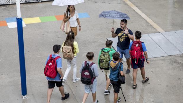 Varios alumnos regresan a sus clases en un colegio de Valencia