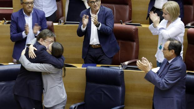 Puig y Oltra se funden en un abrazo durante el debate
