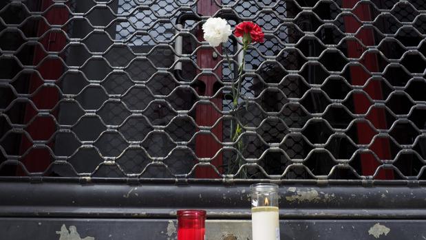 Velas y flores en el escenario de un crimen machista en Lugo