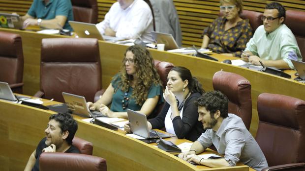 Diputados de Podemos, durante el debate del pasado martes
