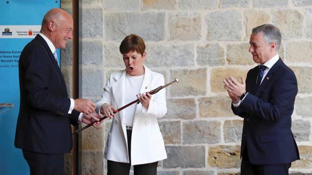 La presidenta del Gobierno de Navarra, Uxue Barkos, toma el relevo de la Presidencia de la Eurorregión, simbolizada por el traspaso de la makila de manos del presidente de Aquitania, Alain Rousset (i), en presencia del lehendakari, Iñigo Urkullu (d)