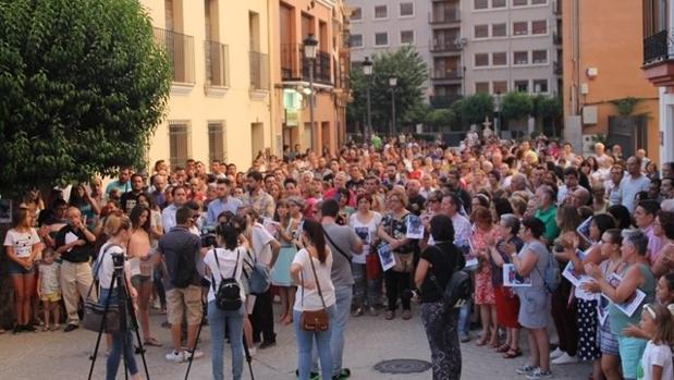 Concentración en Almansa en protesta por la muerte del vecino de Almansa