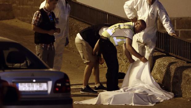 Efectivos policiales junto al cuerpo de una de las tres personas muertas en el tiroteo de Cáseda