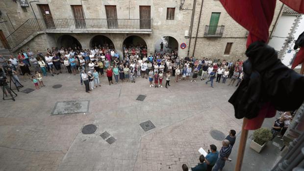 Concentración celebrada esta miércoles en la Plaza del Ayuntamiento de Cáseda (Navarra) en repulsa por el asesinato en un tiroteo de tres personas, un padre y dos de sus hijos, en una reyerta entre dos familias