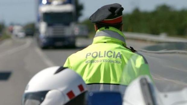 Agentes de los Mossos en las carreteras catalanas