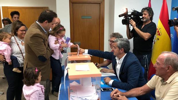 Francisco Núñez, en elmomento que en que votaba en Almansa, acompañado de su mujer y sus tres hijos