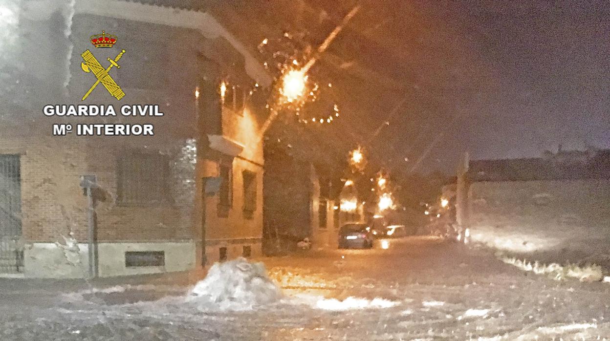 Rescatan a una familia atrapada en su coche por las lluvias caídas en La  Solana