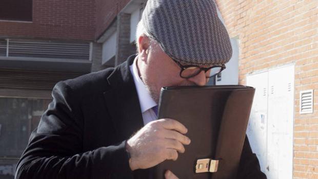 El comisario jubilado José Manuel Villarejo tras salir de un juzgado