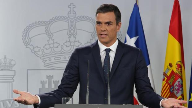 Pedro Sánchez dando explicaciones sobre por qué no irá al Senado a explicar su tesis, ayer en Moncloa