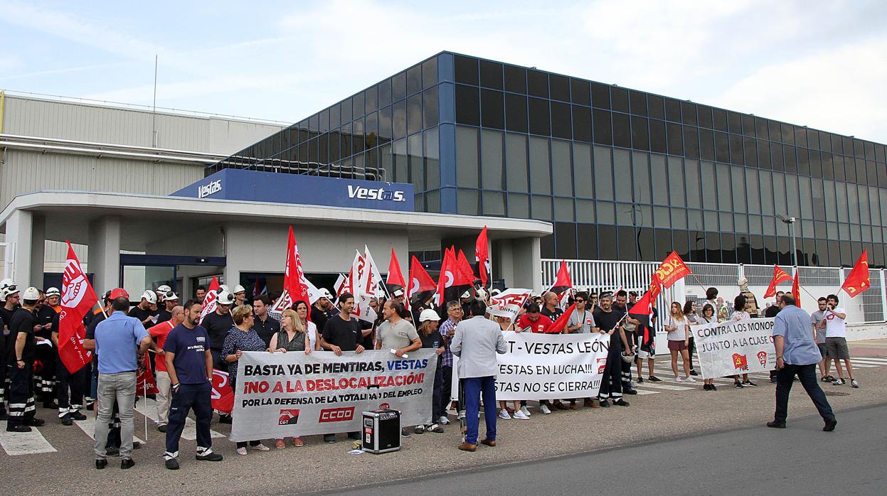 dos apenas Empotrar Acuerdo entre Gobierno, Vestas y sindicatos para paliar el cierre de la  planta de Villadangos del Páramo (León)