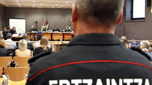 Vista del inicio del juicio a los seis agentes de la Ertzaintza