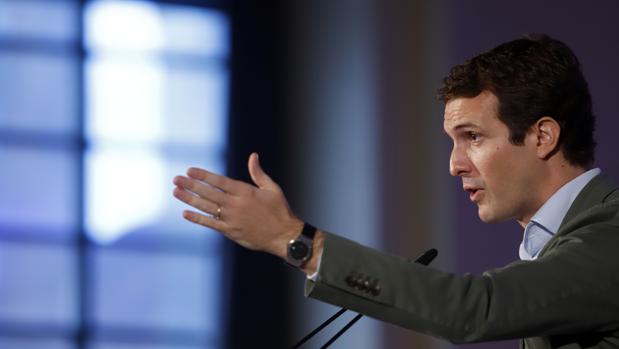 El presidente del PP, Pablo Casado, duranet un mitin junta al líder del PP-A, Juanma Romero, en Málaga