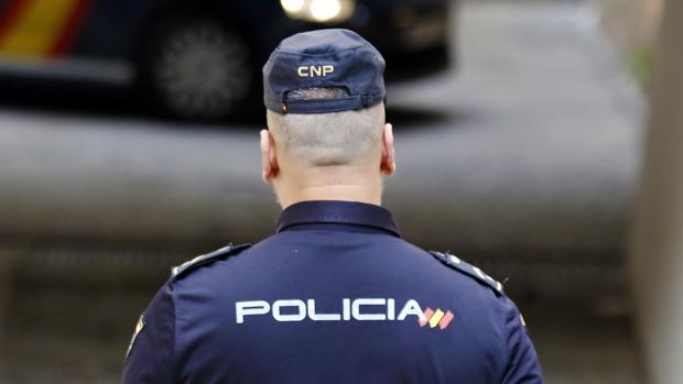Imagen de archivo de un Policía en Alicante, en octubre