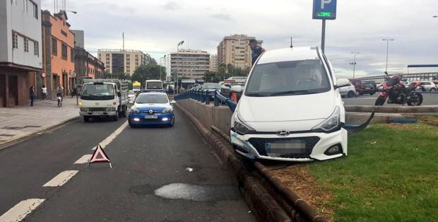 Accidente aparatoso en el interior del parking entre dos vehículos en la capital grancanaria