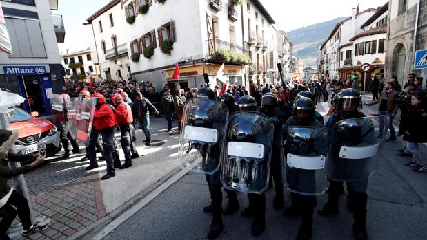 Efectivos de la Guardia Civil y la Policía Foral junto a asistentes al acto de apoyo la Guardia Civil celebrado por la iniciativa «España Ciudadana», impulsada por Ciudadanos hoy en Alsasua