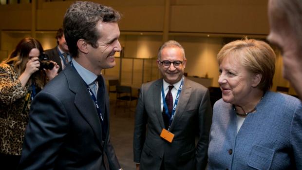 Pablo Casado, con Angela Merkel