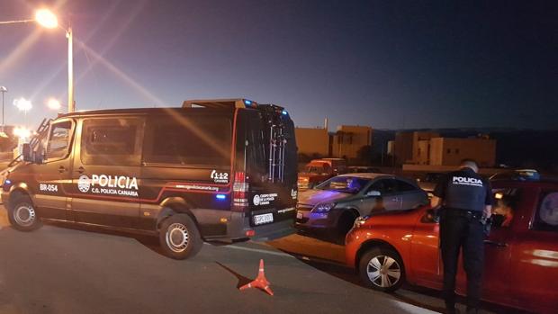 Unidad de Seguridad Ciudadana de la Policía Canaria en un control de tráfico en Tenerife y Gran Canaria