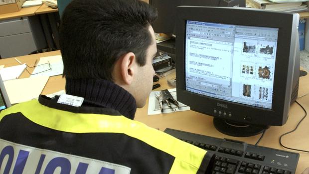 Un agente de la Policía durante una investigación de ciberacoso