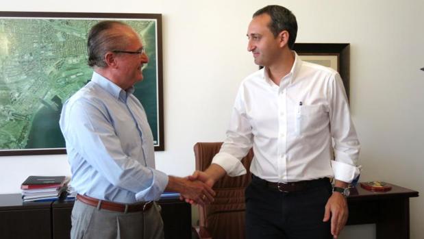 César Sánchez saludando al anterior presidente de la Autoridad Portuaria de Alicante, Juan Ferrer