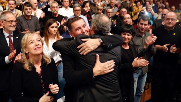 Arnaldo Otegui y Quim Torra se abrazan durante el acto de hoy