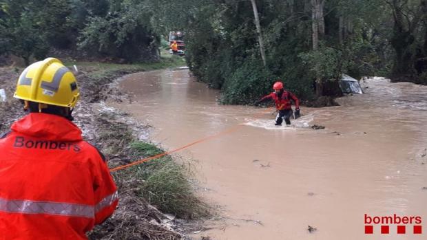 Bomberos, trabajando esta mañana en un servicio en Benifallet