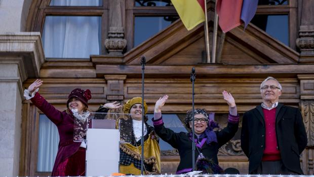 Imagen de Joan Ribó junto a las «magas republicanas» tomada en el balcón del Ayuntamiento de Valencia