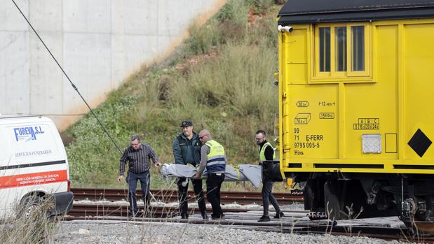 Momento en el que retiran el cuerpo del trabajador de 38 años, fallecido tras sufrir una fuerte descarga eléctrica al tocar la catenaria de unas vías del AVE