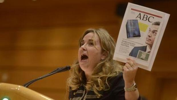 Cristina Ayala, coportavoz del PP muestra la portada de Sánchez sobre el plagio en su tesis doctoral