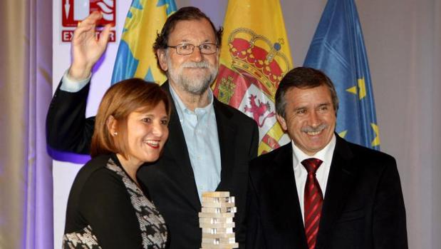 Rajoy con el premio, flanqueado por Bonig y Aracil