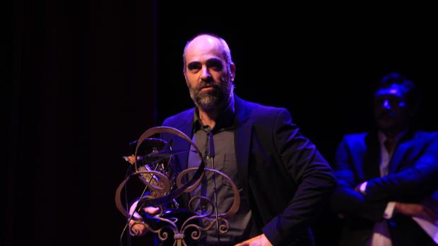 Luis Tosar durante la gala del festival Cibra y con la estatuilla «Toledo de cine» que le ha otorgado el certamen