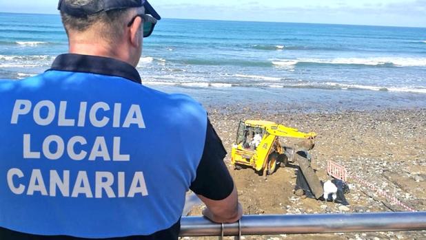 Retiran en la Playa de Las Canteras una tubería de amianto que ha surgido tras las lluvias de noviembre