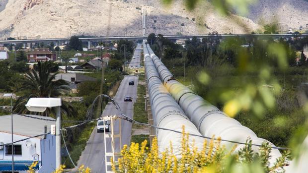 Conducciones del trasvase Tajo-Segura a su paso por la huerta de la Vega Baja cerca de Orihuela