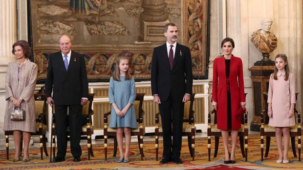 La Familia Real, al completo en el Palacio Real, el pasado enero, cuando Don Felipe impuso el Toisón a la Princesa de Asturias