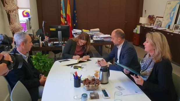 Firma del convenio entre la consellera Elena Cebrián y el presidete de Riegos de Levante, Javier Berenguer