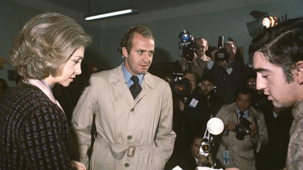 Don Juan Carlos y Doña Sofia, en 1978 en el colegio electoral de San Fernando para votar en el referéndum sobre la Constitución española