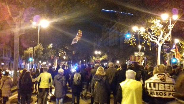 Manifestantes ilegales en el paseo de Gracia en Barcelona pidiendo la libertad para los presos políticos