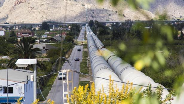 Conducciones del trasvase Tajo-Segura a su paso por la huerta de la Vega Baja cerca de Orihuela