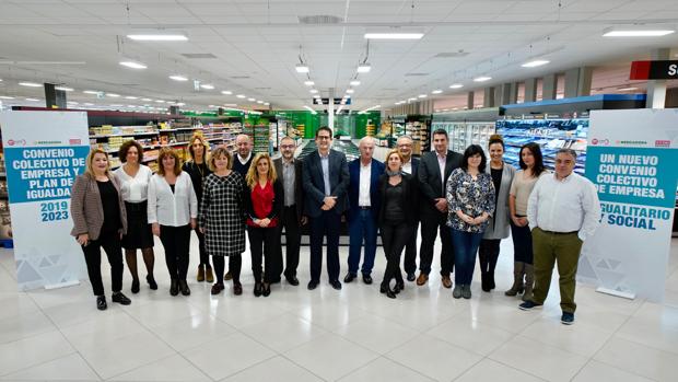 Imagen de los representantes de la empresa y los trabajadores tomada este martes en Paterna