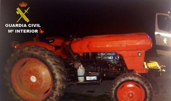 Imagen facilitada por la Guardia Civil del tractor que conducía el denunciado